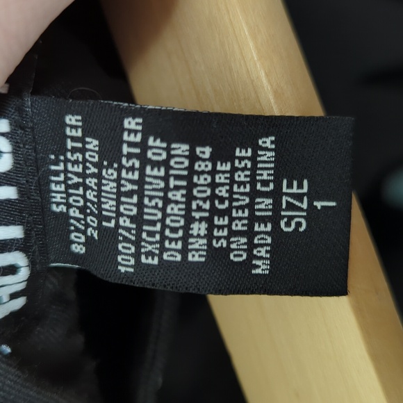 Hot Topic Zip-Up black skirt with Lace Hem size 1X - Picture 3 of 3